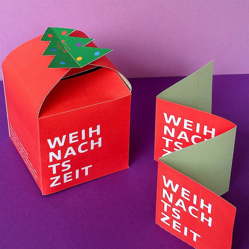 Geschenkbox Weihnachten mit Tannenbaum-Motiv – geöffnete DIY Box für Gutscheine oder kleine Geschenke, Druckvorlage Gutschein-Werkstatt