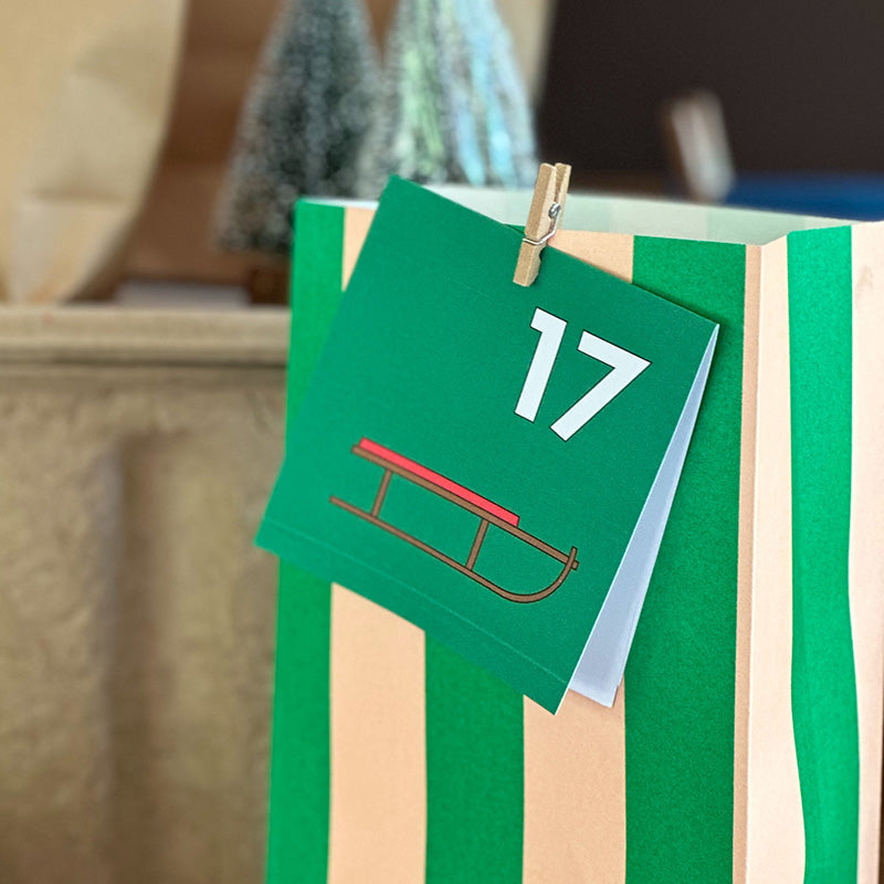 Adventskalender Anhänger an Säckchen befestigt mit Wäscheklammern – DIY-Kalender Gutschein-Werkstatt.