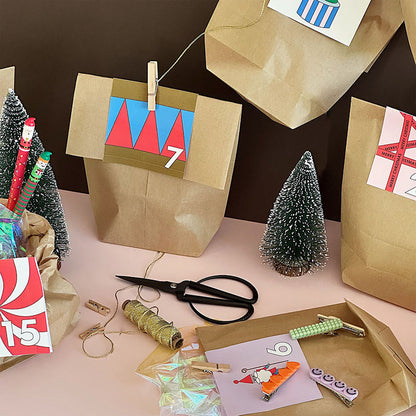 Blitzschnell gemachter Adventskalender mit Anhängern an Geschenktüten – DIY-Vorlage Gutschein-Werkstatt.