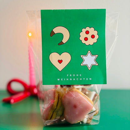 Weihnachtlicher Plätzchen-Anhänger zum Ausdrucken in Grün – moderner Geschenkanhänger mit Keks-Illustrationen an einer transparenten Gebäck-Tüte.