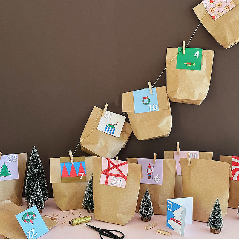DIY Adventskalender mit Papiertüten und bunten Anhängern – kreative Druckvorlage zum Ausdrucken von Gutschein Werkstatt, perfekt zum Basteln und Befüllen in der Weihnachtszeit.