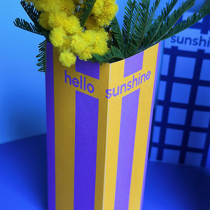 Moderne DIY Papier Vase „Hello Sunshine“ in Gelb und Lila – dekorative Blumenvase zum Ausdrucken und Selberbasteln