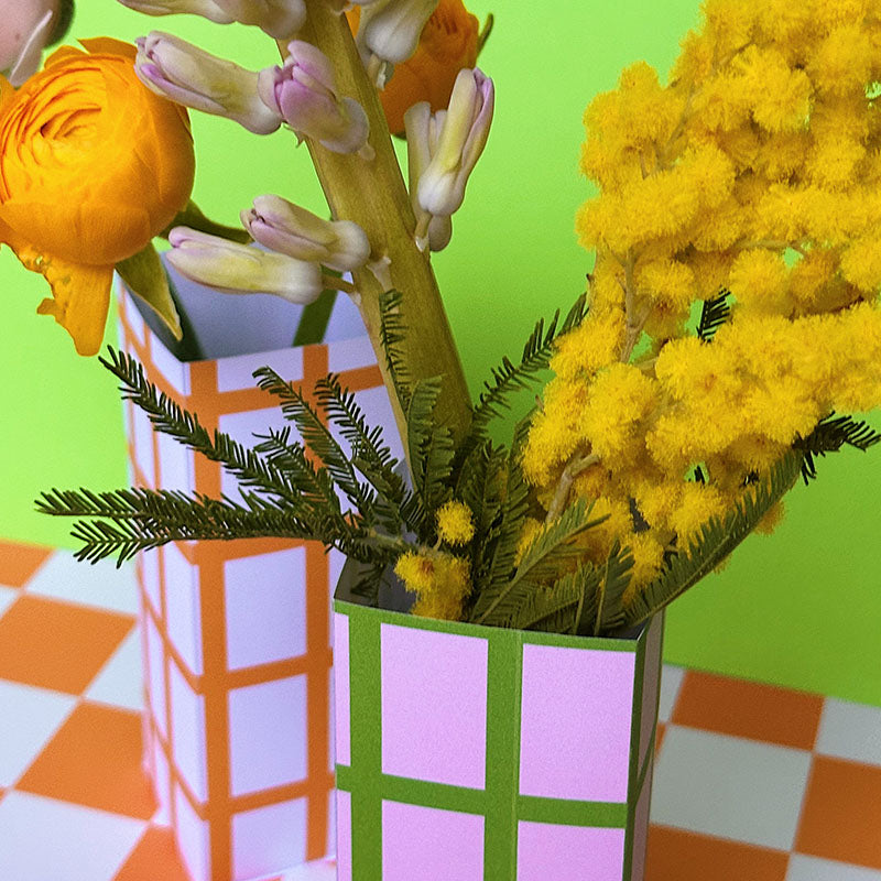 diy-papier-vase-kariert-detailaufnahme-blumen