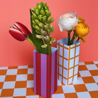 Moderne DIY Papier Vase im Design Karo und Streifen – schnelle Bastelvorlage zum Ausdrucken, als dekorative Hülle für eine kleine Glasflasche mit Blumen.