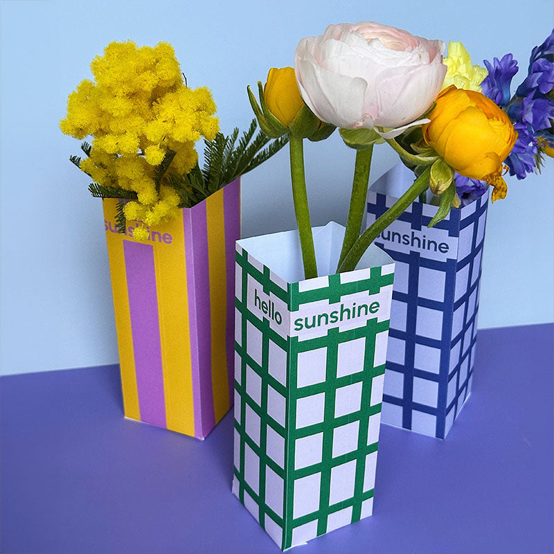 DIY Papier Vasen Set „Hello Sunshine“ zum Ausdrucken und Basteln – moderne Blumenvase aus Papier mit eingesetzter Glasflasche und frischen Blumen