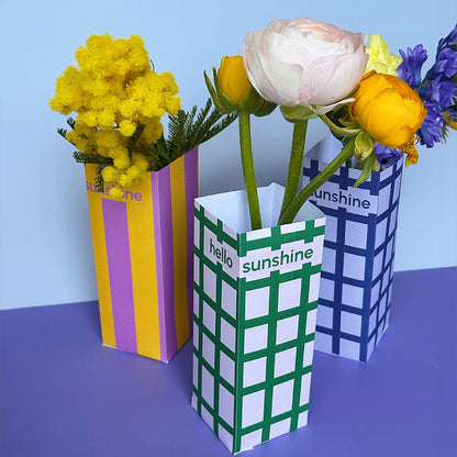 DIY Papier Vasen Set „Hello Sunshine“ zum Ausdrucken und Basteln – moderne Blumenvase aus Papier mit eingesetzter Glasflasche und frischen Blumen