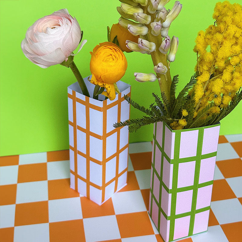 DIY Papier Vase Set „Kariert“ zum Ausdrucken und Basteln – moderne karierte Vasenhülle mit Glasflasche für frische Blumen