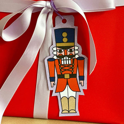 Detailansicht Geschenkanhänger Weihnachtsmotiv Nussknacker– DIY-Druckvorlage mit festlichen Motiven zum Ausdrucken & Verzieren – Gutschein-Werkstatt