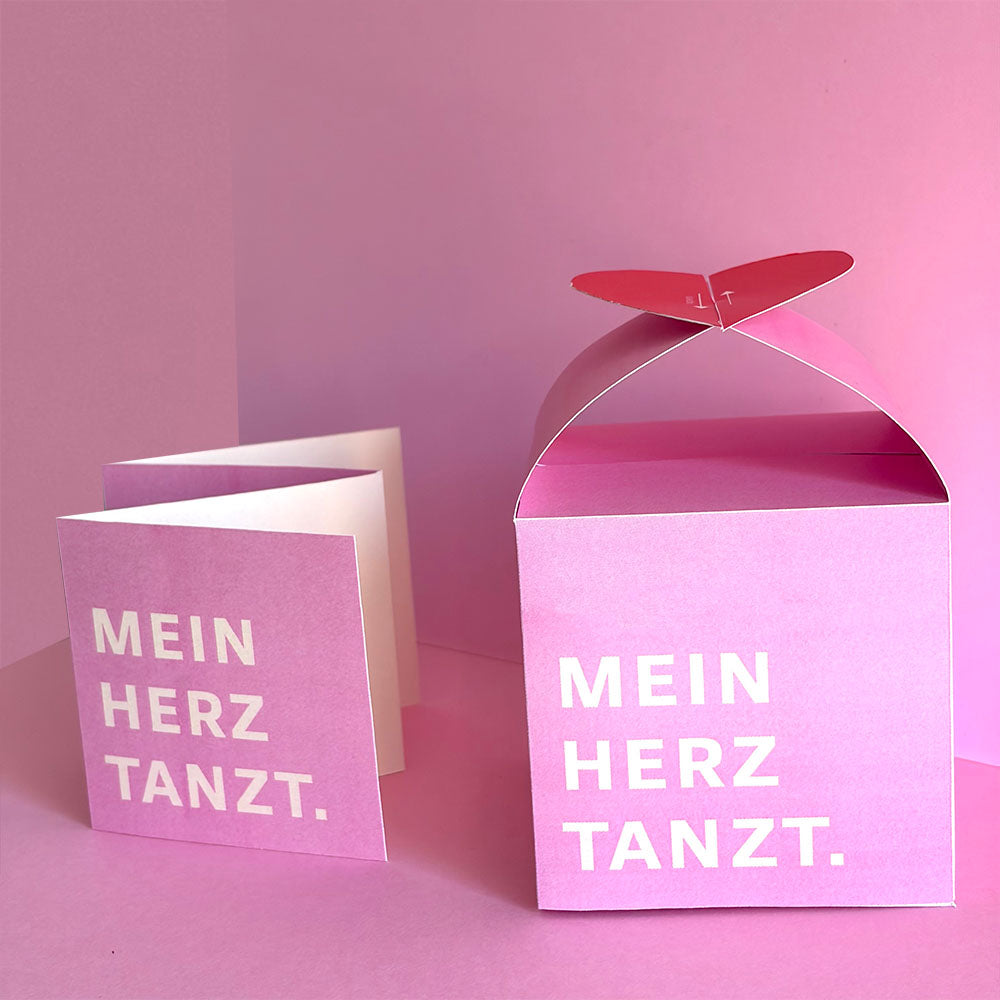 Vorderansicht der DIY Gutscheinbox „Mein Herz tanzt“ – romantische Gutscheinverpackung für ein gemeinsames Dinner mit passender Klappkarte
