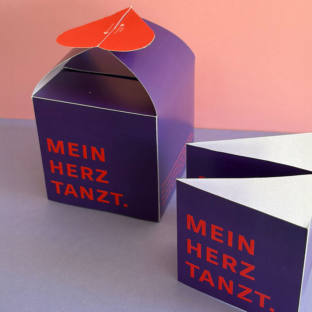 Vorderansicht der Gutscheinbox „Mein Herz tanzt“ in Violett mit Gedicht – Geschenkbox für Dinner-Gutscheine und Date Nights