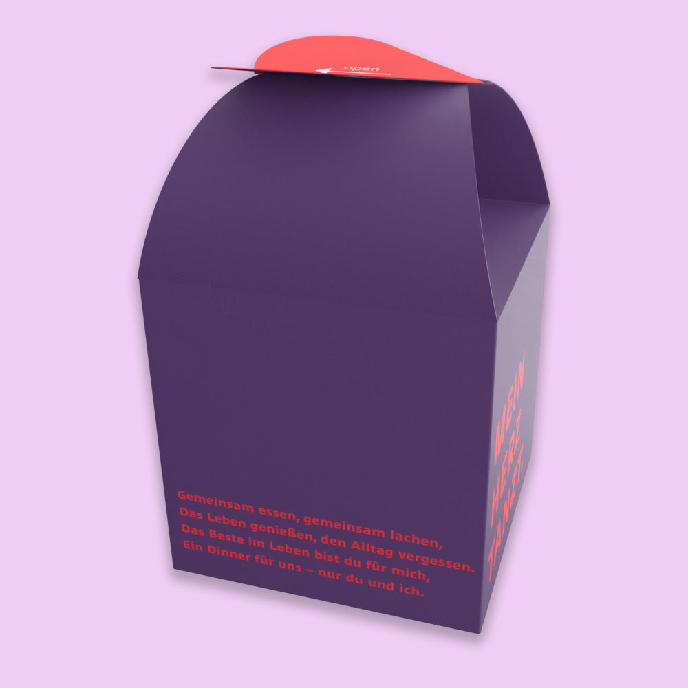 Seitenansicht der Gutscheinbox „Mein Herz tanzt“ in Violett mit Gedicht – Geschenkbox für Dinner-Gutscheine und Date Nights