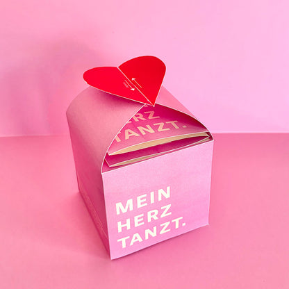 Vorderansicht der DIY Gutscheinbox „Mein Herz tanzt“ – romantische Geschenkbox für ein gemeinsames Dinner oder Datenight