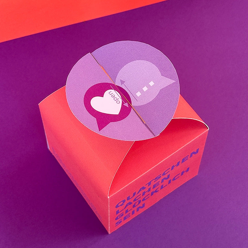 Detailansicht der DIY Geschenkbox „Quatschen, lachen, glücklich sein“ mit Verschluss