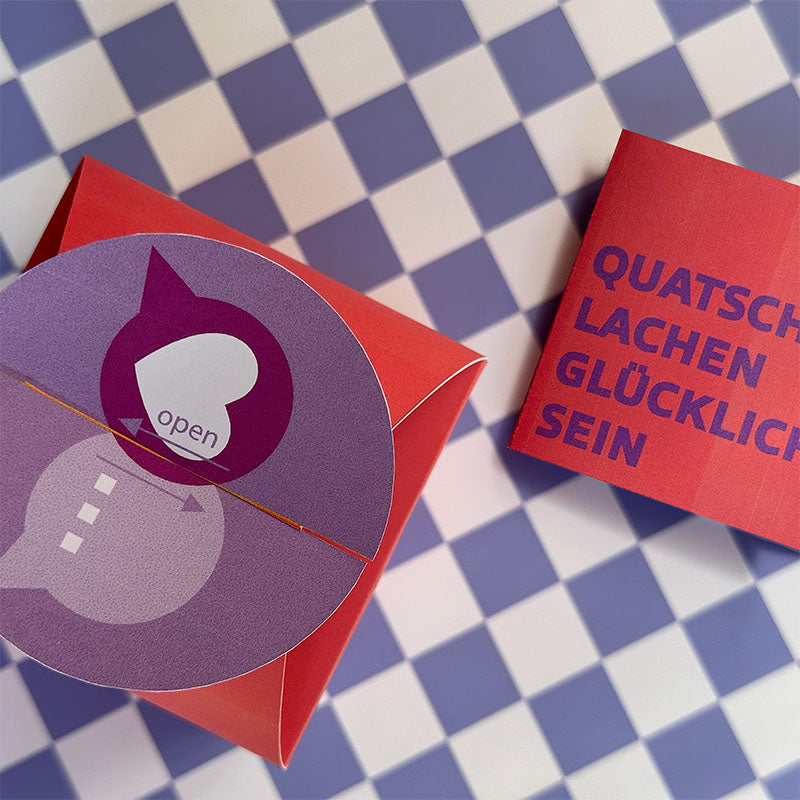 Draufsicht der DIY Geschenkbox „Quatschen, lachen, glücklich sein“ mit Verschluss und passender Karte