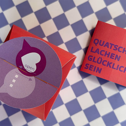 Draufsicht der DIY Geschenkbox „Quatschen, lachen, glücklich sein“ mit Verschluss und passender Karte