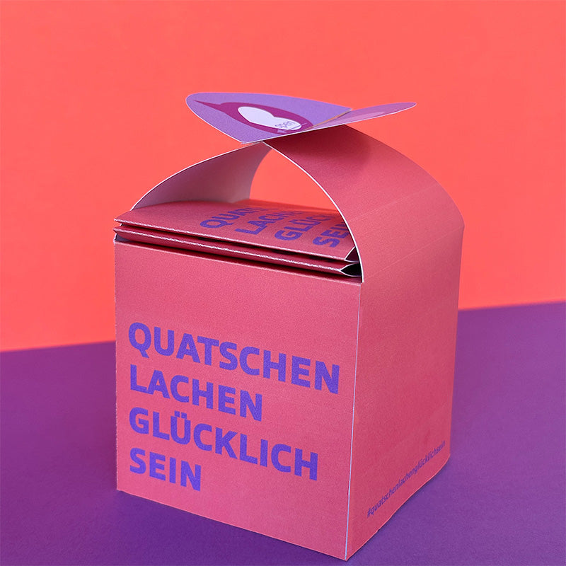 Geöffnete DIY Geschenkbox „Quatschen, lachen, glücklich sein“ – Geschenkverpackung für Gutscheine und kleine Überraschungen