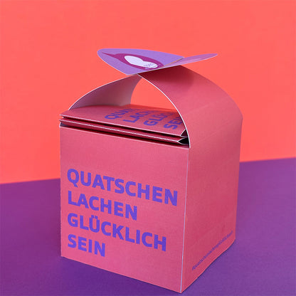 Geöffnete DIY Geschenkbox „Quatschen, lachen, glücklich sein“ – Geschenkverpackung für Gutscheine und kleine Überraschungen