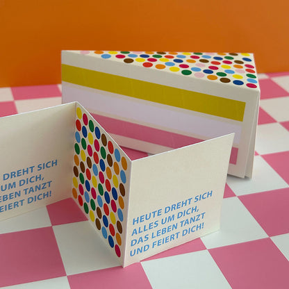 Kuchenbox „Smarties“ zum Selbermachen – Bastelvorlage zum Ausdrucken, Ausschneiden und Befüllen inklusive Klappkarte