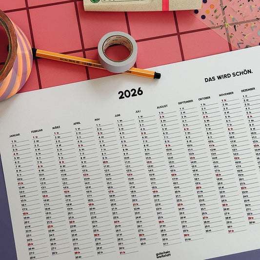 Jahreskalender 2026 im DIN-A4-Format zum Ausdrucken mit dem Text „Das wird schön“, modernes minimalistisches Design auf Schreibtisch.