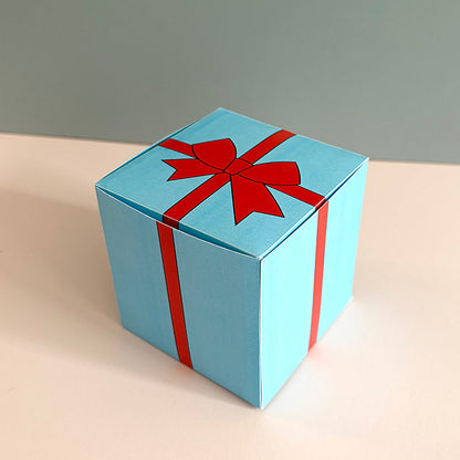 Geschlossene blaue Geschenkbox mit roter Schleife – Gutscheinverpackung zum Ausdrucken als PDF