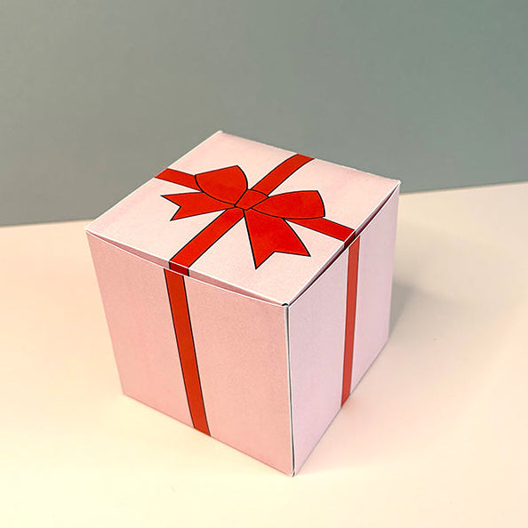 Geschlossene rosa Gutscheinbox mit roter Schleife – stilvolle Geschenkverpackung als PDF Download.
