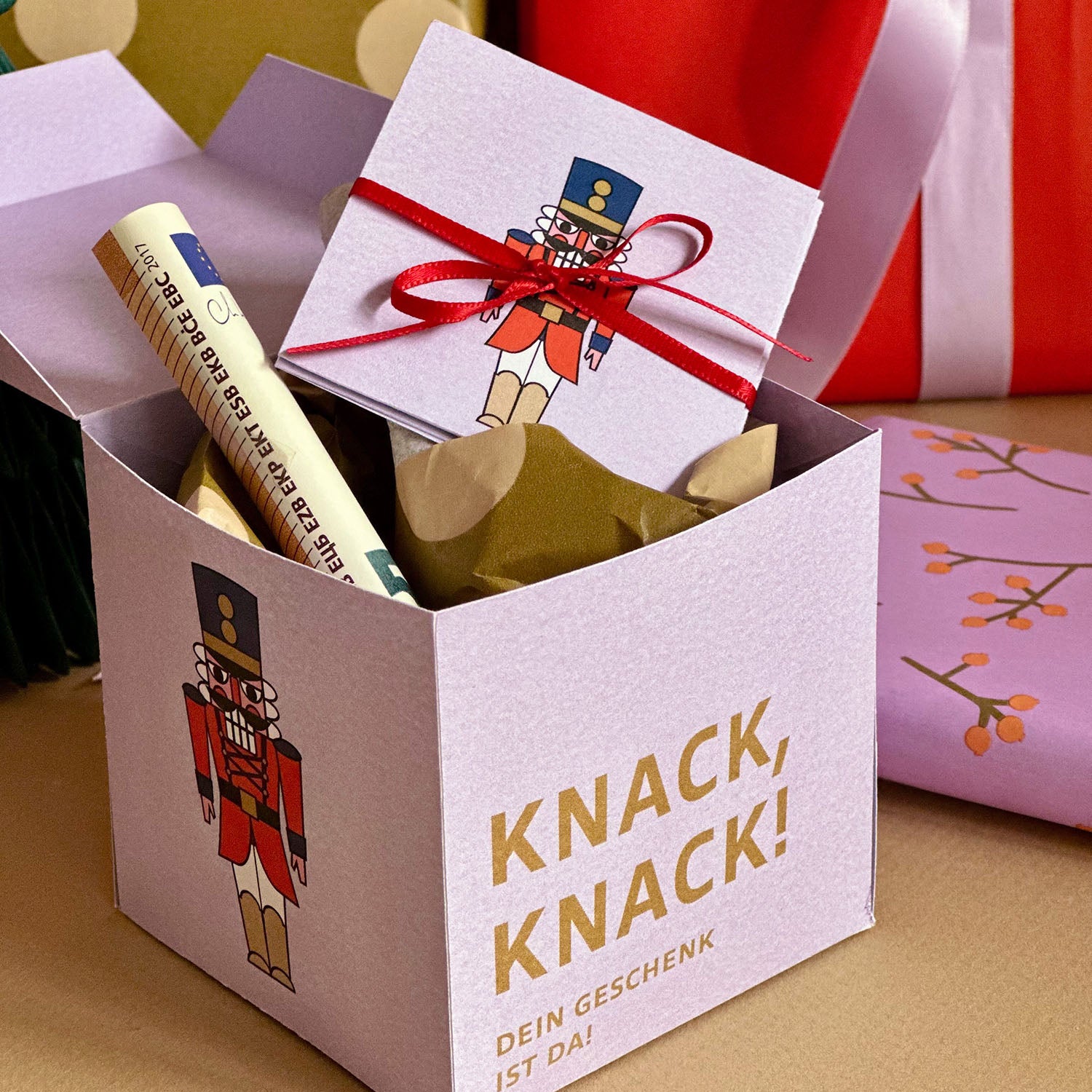 Geöffnete Gutscheinbox Vorlage Motiv “Knack Knack” – zum Befüllen mit Geld, Gutschein oder kleinen Geschenken für Weihnachten und Wichteln