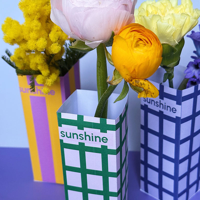 DIY Papier Vasen Set „Hello Sunshine“ – ausgedruckte und gebastelte Vasen mit eingesetzter Glasflasche und frischen Blumen