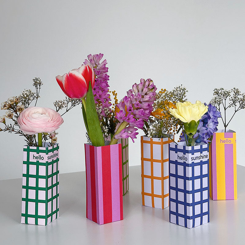 Moderne DIY Blumenvasen aus Papier als Set – schnelle Bastelvorlage zum Ausdrucken, Falten und Dekorieren mit frischen Blumen.
