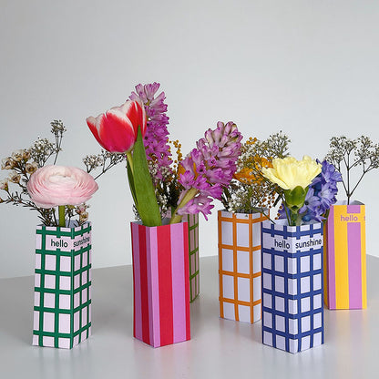 Moderne DIY Blumenvasen aus Papier als Set – schnelle Bastelvorlage zum Ausdrucken, Falten und Dekorieren mit frischen Blumen.