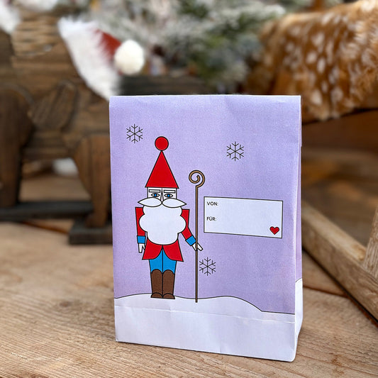 Lila Nikolaus-Tüte mit skandinavisch-minimalistischem Design, erstellt aus der kostenlosen DIY-Druckvorlage der Gutschein-Werkstatt.