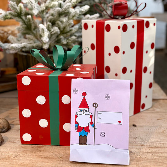 Pastellfarbene Nikolaus-Tüte als weihnachtliche Geschenkverpackung, gebastelt mit der kostenlosen Printvorlage der Gutschein-Werkstatt.