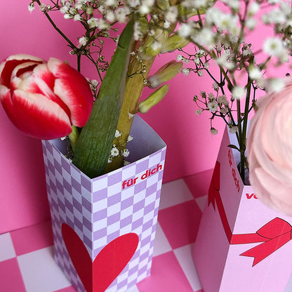 Detailansicht der DIY Papier Vase „Für dich“ mit Herzmotiv, moderne Blumenvase zum Ausdrucken und Basteln mit Glasflasche im Inneren