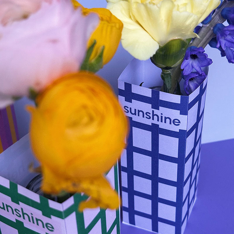 Detailansicht der DIY Papier Vase „Hello Sunshine“ – schnelle Bastelvorlage zum Ausdrucken mit eingesetzter Glasflasche für Blumen