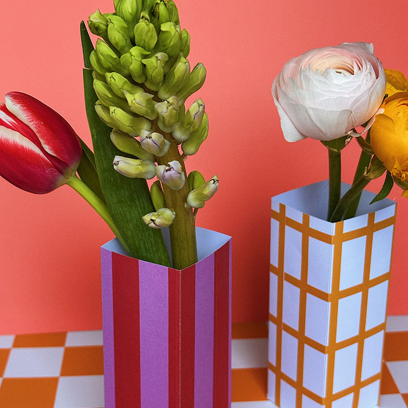 DIY Papier Vase Set „Karo & Streifen“ zum Ausdrucken und Basteln – moderne Blumenvase aus Papier mit Glasflasche innen, dekoriert mit frischen Blumen.