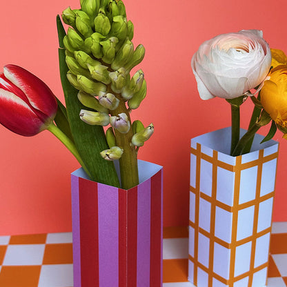 DIY Papier Vase Set „Karo & Streifen“ zum Ausdrucken und Basteln – moderne Blumenvase aus Papier mit Glasflasche innen, dekoriert mit frischen Blumen.