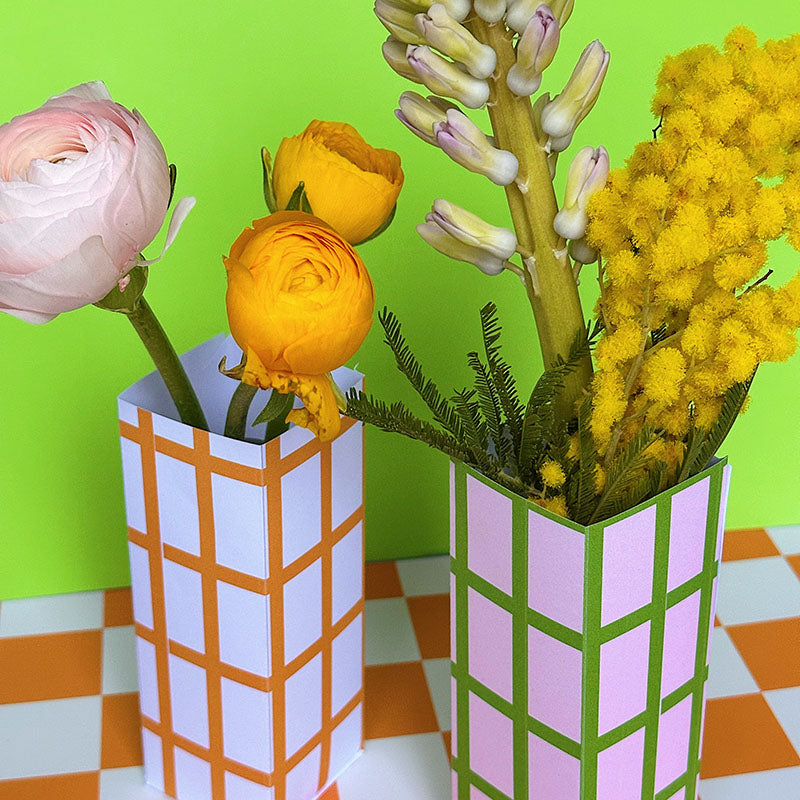 Schnelle DIY Papier Vase kariert zum Ausdrucken – dekorative Blumenhülle aus Papier mit Glasflasche innen, moderne Wohnidee